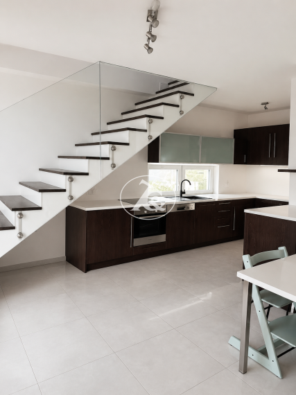 MODERNÝ 3-IZBOVÝ MEZONETOVÝ BYT S BALKÓNOM V CENTRE MESTA PEZINOK
