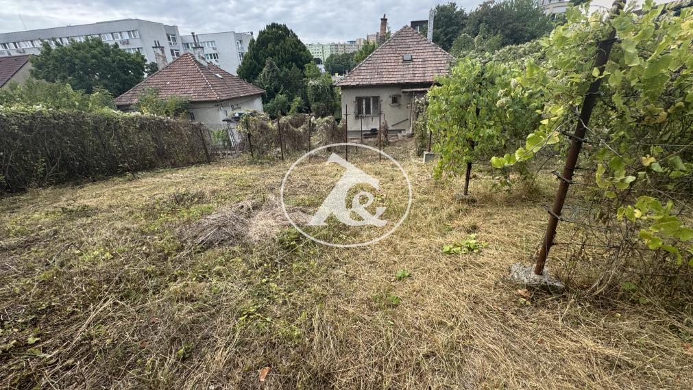 Predaj stavebného pozemku so starším domom v dobrej lokalite