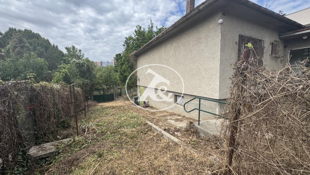 Predaj stavebného pozemku so starším domom v dobrej lokalite