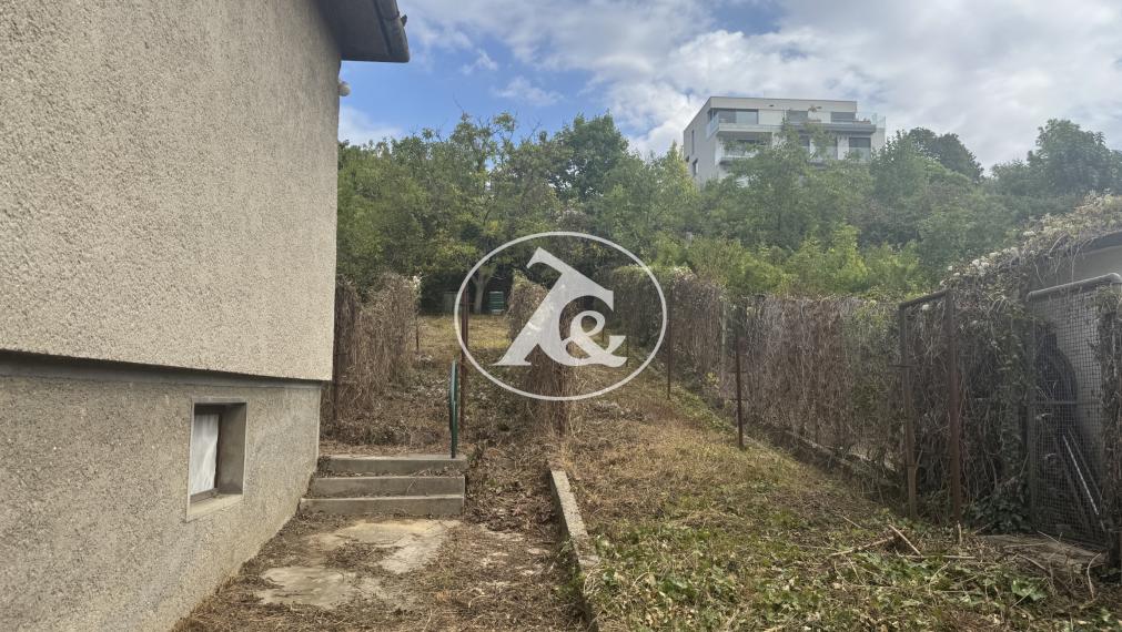 Predaj stavebného pozemku so starším domom v dobrej lokalite