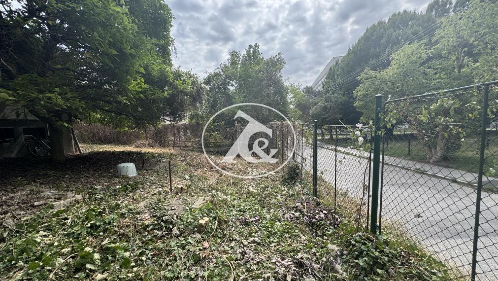 Predaj stavebného pozemku so starším domom v dobrej lokalite