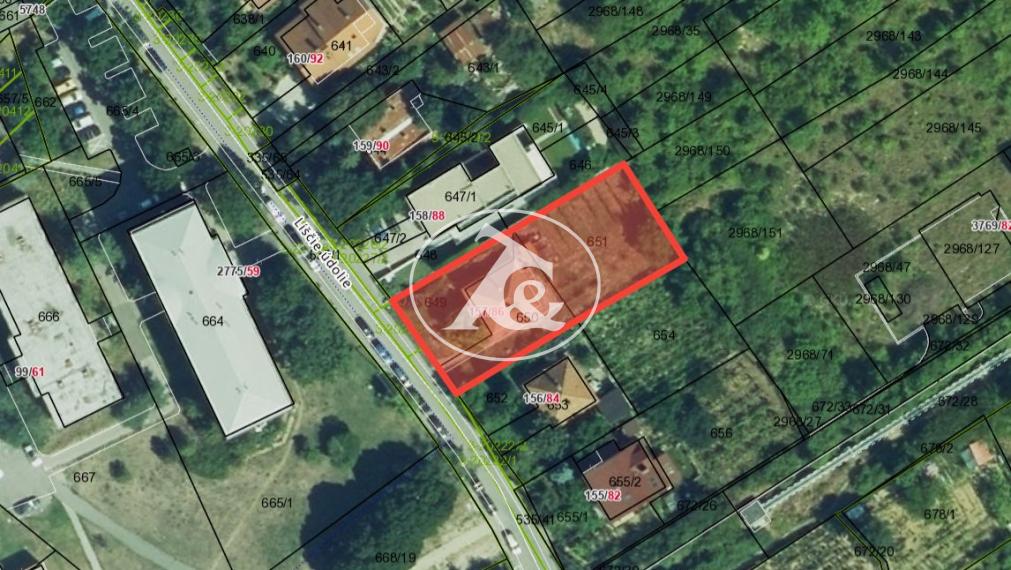 Predaj stavebného pozemku so starším domom v dobrej lokalite
