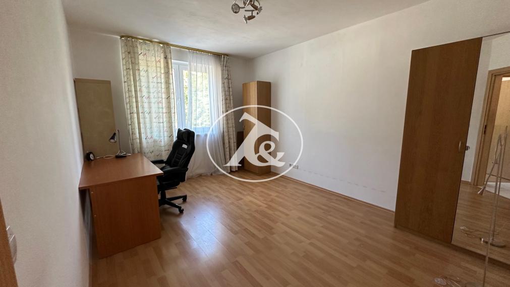 VEĽKORYSÝ 4-IZBOVÝ BYT NA KRAMÁROCH – 100 m², LOGGIA, ZELEŇ A PARKOVANIE