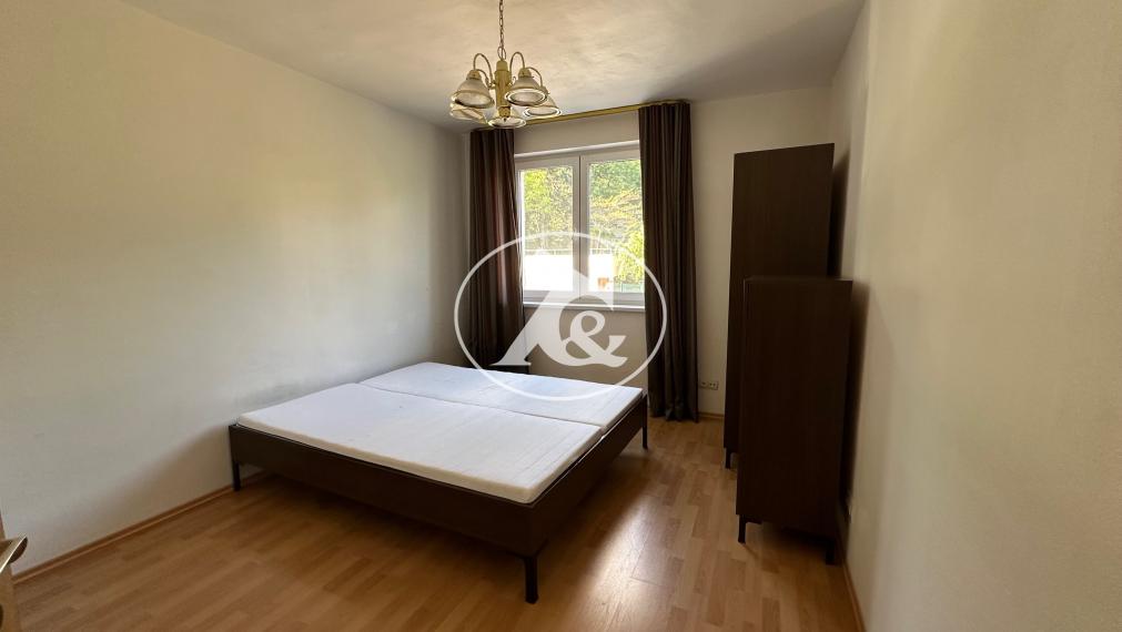 VEĽKORYSÝ 4-IZBOVÝ BYT NA KRAMÁROCH – 100 m², LOGGIA, ZELEŇ A PARKOVANIE