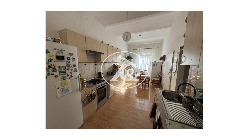 Veľký 4 izb. byt, vysoké stropy, tehlový dom, parkovanie