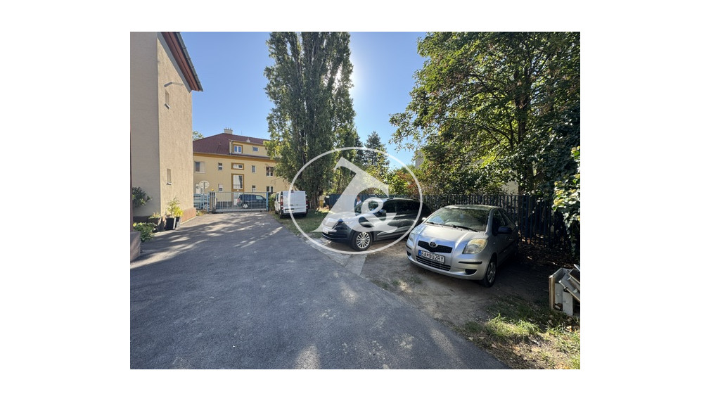 Veľký 4 izb. byt, vysoké stropy, tehlový dom, parkovanie