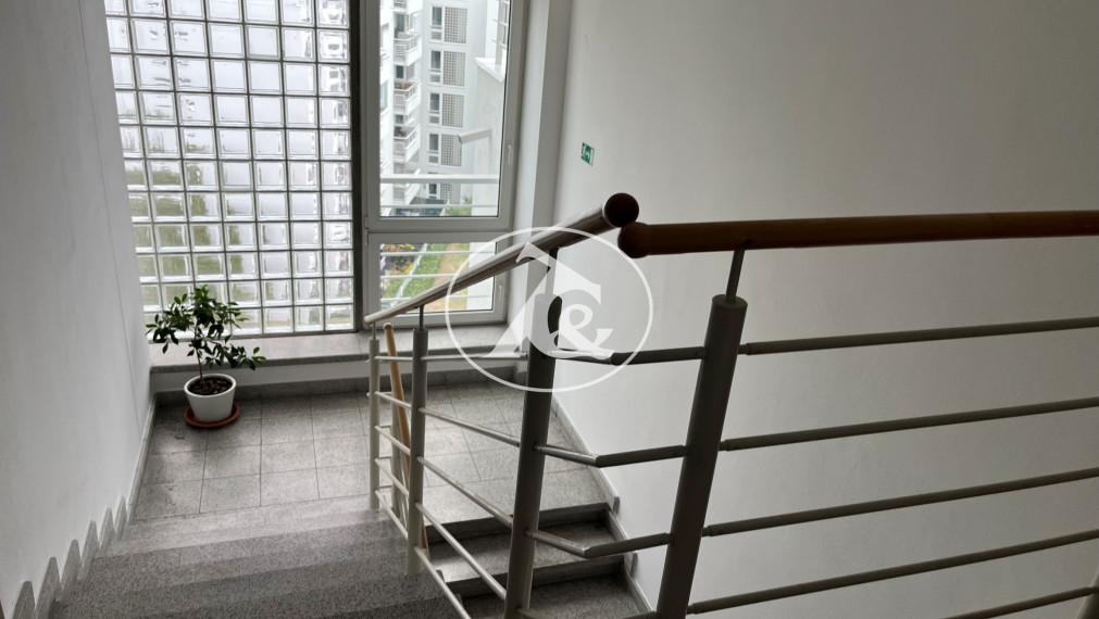 EXKLUZÍVNY PRENÁJOM 3-IZBOVÉHO BYTU S VÝHĽADOM A DVOMI LOGGIAMI – STROMOVÁ ULICA