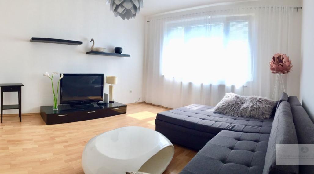 NOVO ZREKONŠTRUOVANÝ KOMPLETNE ZARIADENÝ 4-IZB. BYT S LOGGIOU ČAKÁ NA PRVÉHO NÁJOMCU,PRTRŽALKA-WOLKROVA UL
