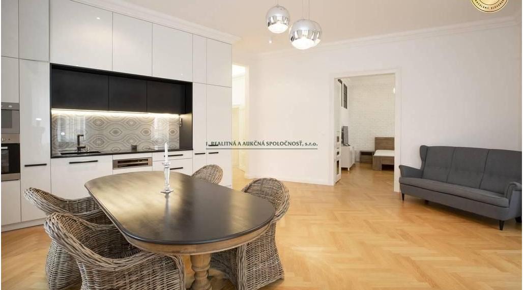 PRENÁJOM JEDINEČNÉHO STAROMESTSKÉHO 4-IZB. BYTU S GARÁŽOU