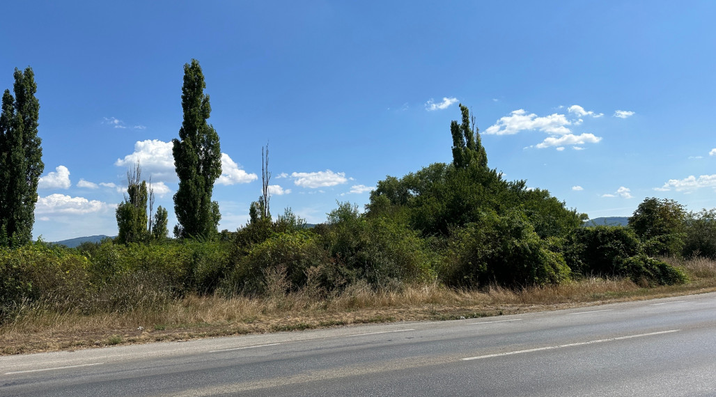 Piešťany -komerčný pozemok o výmere 2363 m2+ 108m2, rovinatý; je mimo zastavaného územia obce, výborné napojenie na D1, v  tesnej blízkosti piešťanského letiska