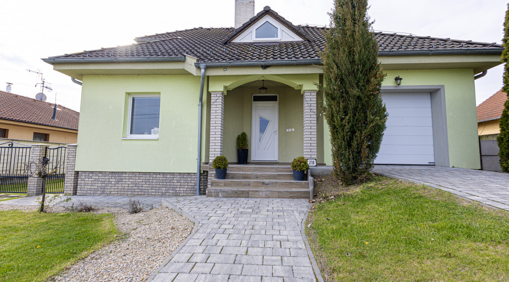 Komfortne riešený rodinný dom na veľkom pozemku v obci  Mad, okres DS.