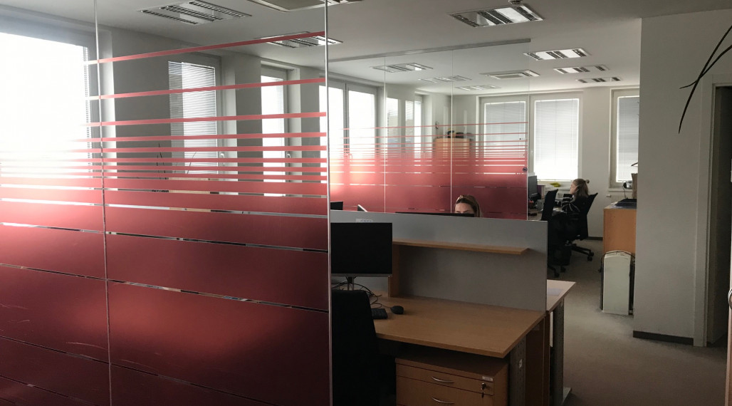 Prenájom kancelárskeho priestoru v modernej novostavbe s recepciou