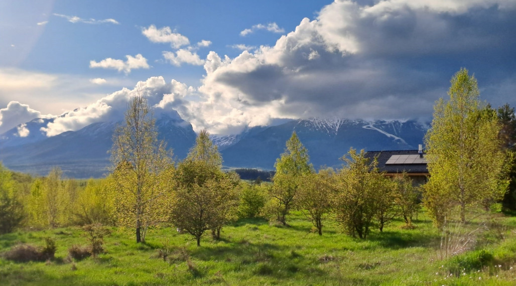 ATRAKTÍVNY POZEMOK S PRIAMYM VSTUPOM NA GOLFOVÉ IHRISKO, NÁDHERNÉ VÝHĽADY NA PANORÁMU VYSOKÝCH TATIER, KRÁĽOVU HOLU
