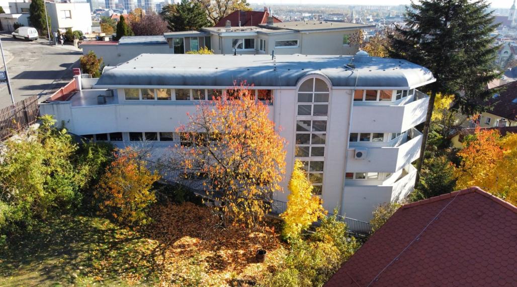 Výnimočná investičná príležitosť pod Slavínom – vila s panoramatickým výhľadom na hrad a centrum Bratislavy