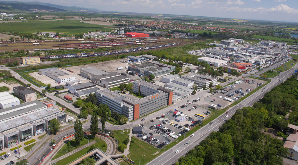 Plocha 5.000 - 10.000 m2 v stráženom areáli s vrátnicou