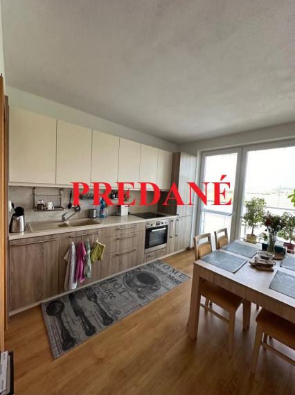 PREDANÉ - Predaj veľkého 3-izbového bytu s loggiou, garážou a výhľadom na vinice v Pezinku ul. Eugena Suchoňa