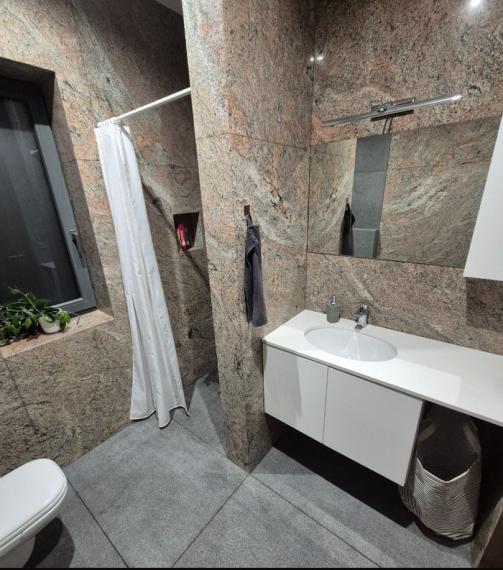 Predaj-4 i R,D bezbarierový, pri Piešťanoch/Moravany nad Váhom, vysoký štandard: klíma, krb, kamerový systém, automatická závlaha, robotické kosenie trávy