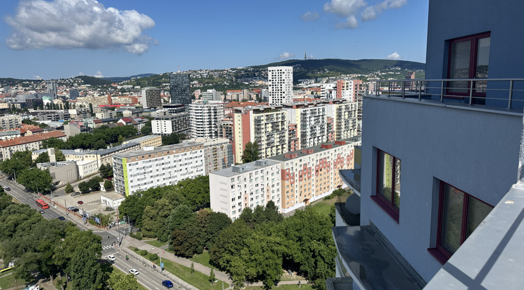 Čarovný panoramatický  výhľad na Bratislavu z 21. poschodia zo  4i bytu o  celkovej výmere 172 m2  vrátane 50m2 terás (20m2 + 30m2)