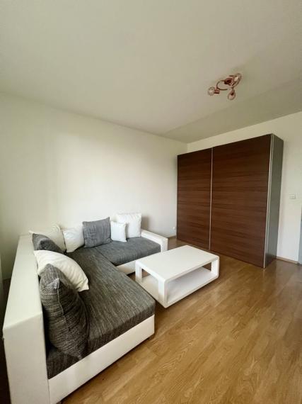 NA PREDAJ 4- izbový byt na Nobelovom námestí v Petržalke