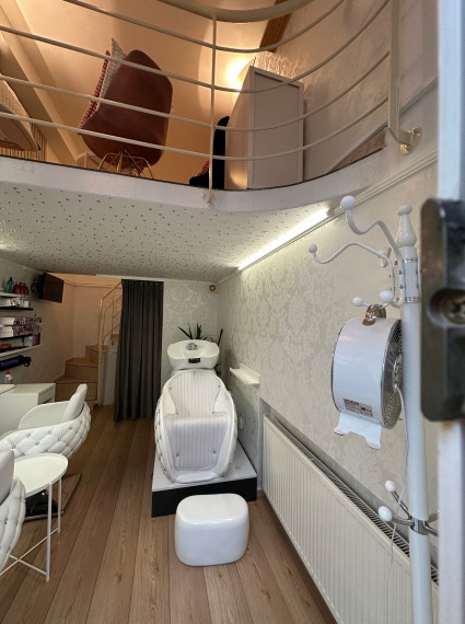 Obchodný priestor na prenájom, vhodný ako nechtové štúdio, kadernícky salón.... na Zámockej ulici