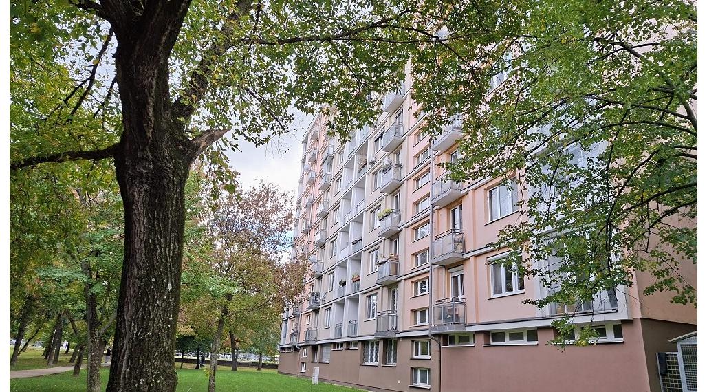 HĽADÁTE KOMFORNTÉ BÝVANIE V OBĽÚBENEJ ČASTI RUŽINOVA ? PONÚKAME NA PREDAJ 3-IZB.BYT NA KOMÁRNICKEJ UL. , ŠTRKOVEC