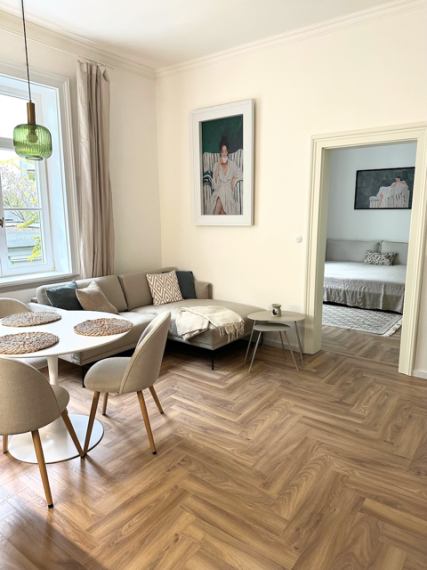 Štýlový, kompletne zrekonštruovaný 3-izbový byt na prenájom v centre Bratislavy – Námestie 1. mája