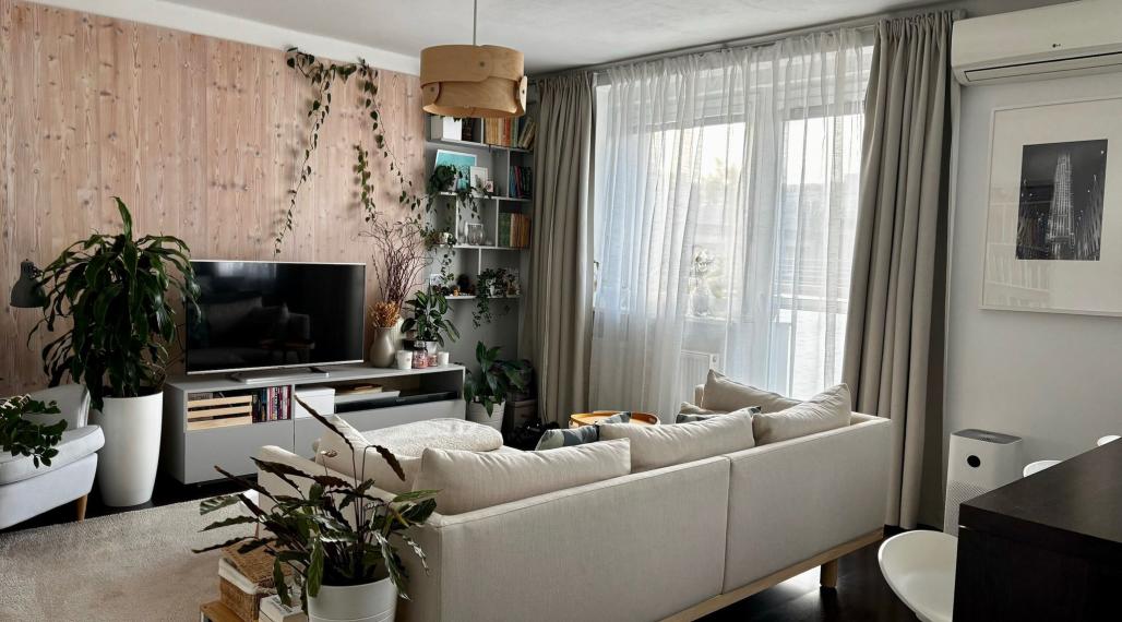 PREDAJ NÁDHERNÉHO 4-IZB. ZREKONŠTRUOVANÉHO BYTU S 2 BALKÓNMI  A VEĽKOU PIVNICOU V PROSTREDÍ PLNOM ZELENE (ULICA PRI BIELOM KRÍŽI)