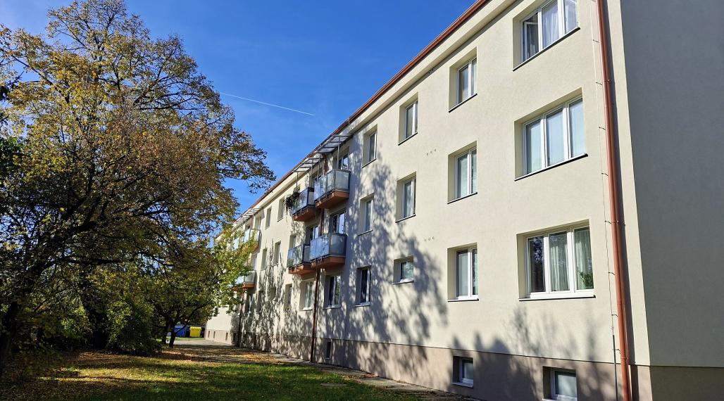 PRÍJEMNÝ 2-IZB.BYT, TEHLOVÝ DOM, NEPRECHODNÉ IZBY, KÚPOU VOĽNÝ, HANÁCKA UL.