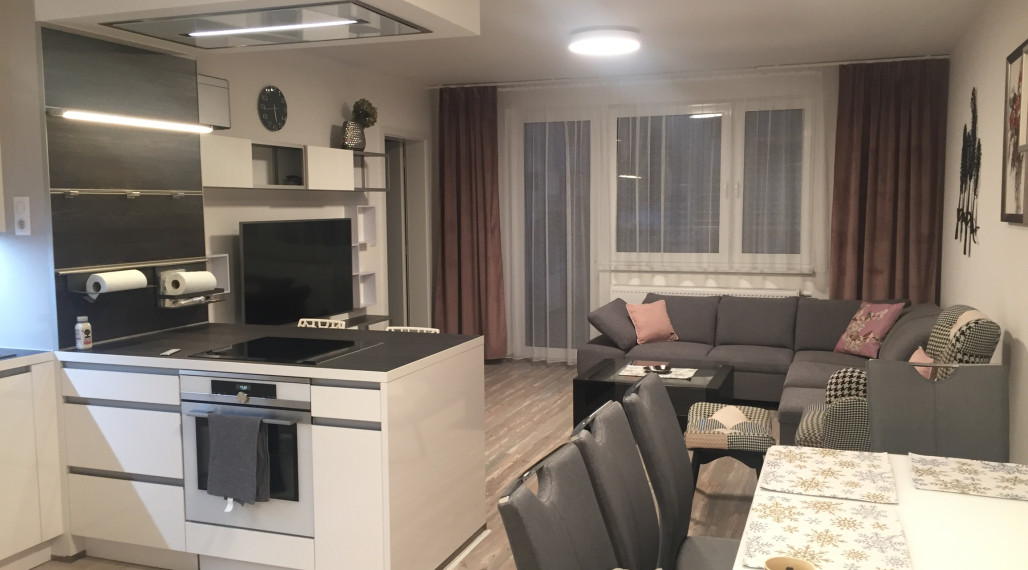 Prenájom štýlového 4-izbového bytu v projekte STEIN s dvomi kúpeľňami a parkovaním