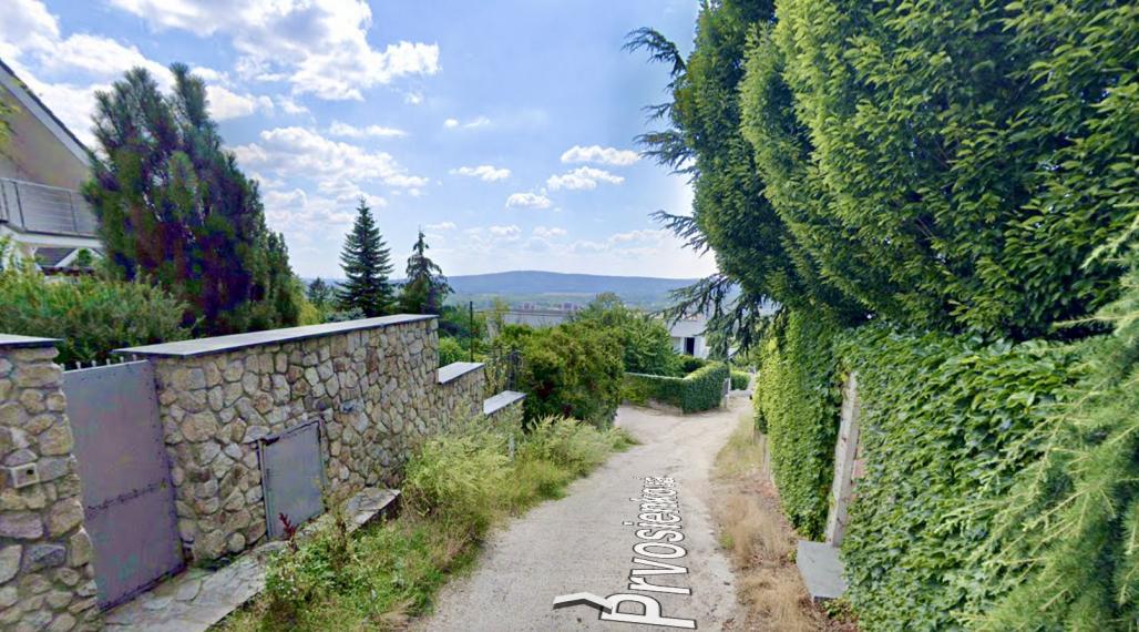 PREDAJ NÁDHERNÉHO POZEMKU SO VŠETKÝMI INŽ. SIEŤAMI A CESTOU, HRADNÝ KOPEC, PRVOSIENKOVA UL