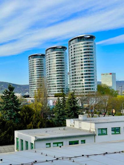 PRENÁJOM LUKRATÍVNEHO VNÚTORNÉHO PARKOVACIEHO MIESTA V PROJEKTE 3 VEŽE NA BAJKALSKEJ ULICI