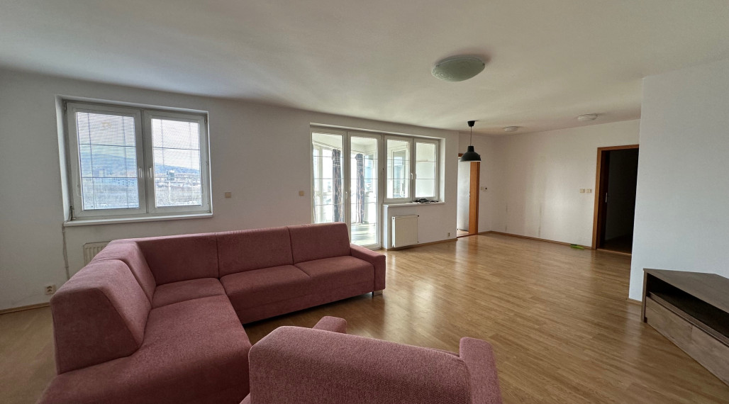 Pohodlné rodinné bývanie: Priestranný 3-izbový byt s potenciálom 4 izieb na predaj v Lamači na Bakošovej ul.