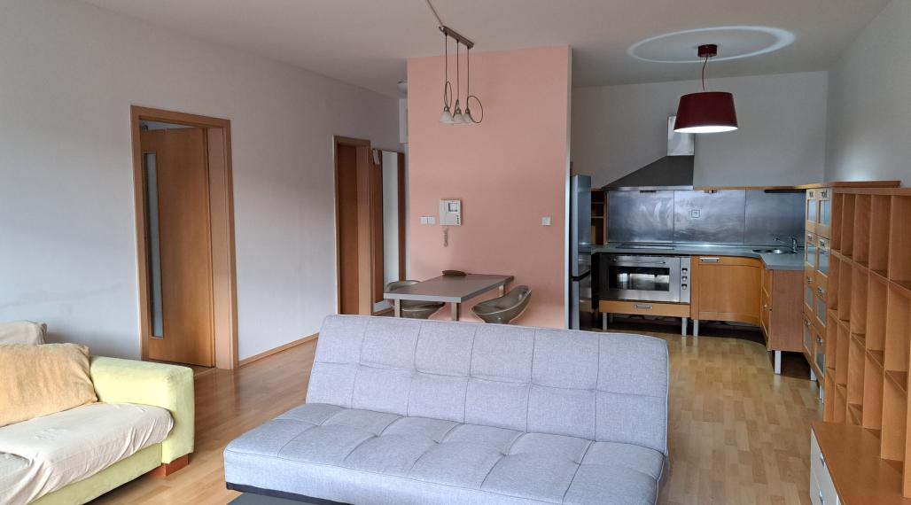 PRÍJEMNÝ TICHÝ 2-IZB.BYT V NOVOSTAVBE NA TOMAŠIKOVEJ UL., VELKÁ  LOGGIA, CENA VRÁTANE ENERGIÍ