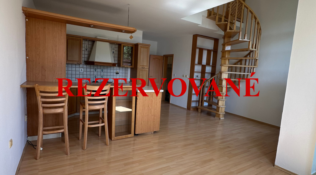 NOVÁ CENA! 215 000,- eur za štýlový 3-izbový mezonet 85 m² v centre Stupavy – s parkovaním a terasou