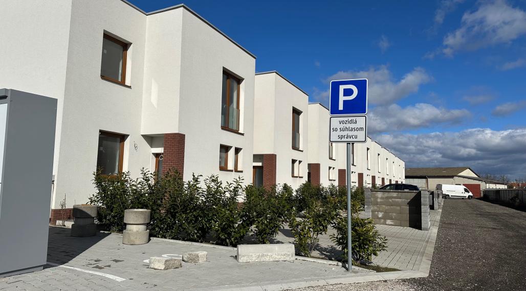 Za cenu bytu máte novostavbu priestranného 4-izbového domu 142 m² s terasou, pozemkom a 2 parkovaniami – pokojné rodinné bývanie v Novej Dedinke