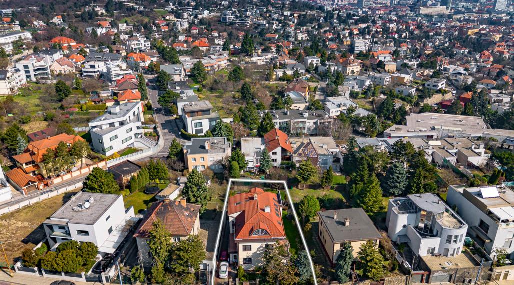 Ponúkame  na predaj výnimočnú vilu na prestížnej adrese Bratislavy o výmere 821 m² a úžitkovou plochou 750 m²