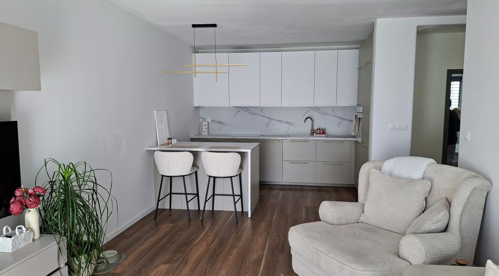 NOVOSTAVBA S PARKOVANÍM - PRÍJEMNÝ 2-IZB.BYT S BALKÓNOM, VKUSNE ZARIADENÝ, UL. Pri vápenickom potoku