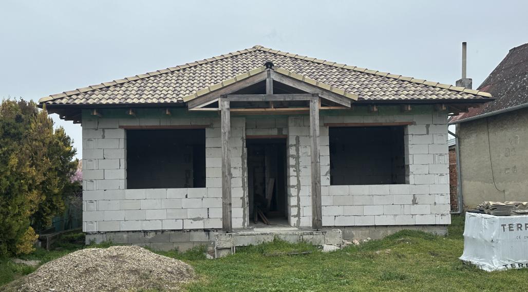 Predaj rozostavaného 4i rodinného domu o výmere 121,8 m2 na pozemku 871 m2 v obci Gbelce, okr. Nové Zámky