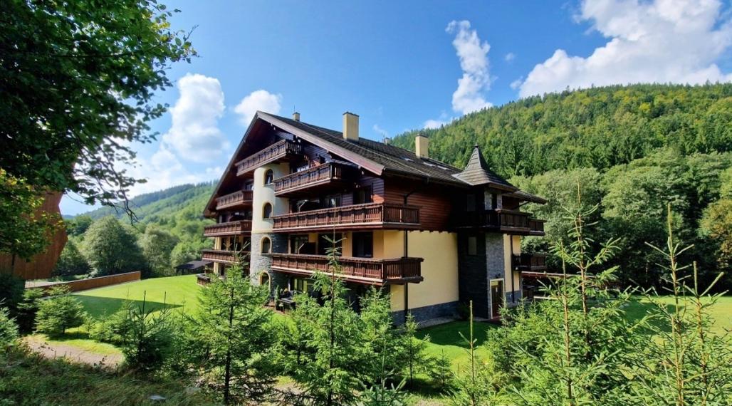 3-izbový apartmán s krbom, terasou a garážovým státím – Tále, Nízke Tatry
