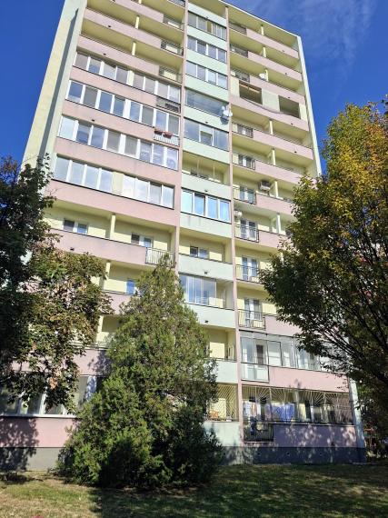 HĽADÁTE NOVÉ BÝVANIE V DOBREJ LOKALITE ? PONÚKAME NA PREDAJ 3,5-IZB.BYT NA MARTINČEKOVEJ UL. V RUŽINOVE