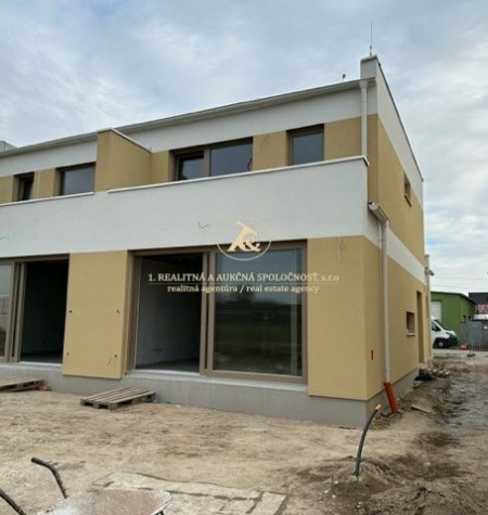 SKOLAUDOVANÉ - výrazné zníženie ceny - Predaj 4-izbového bytu s vlastnou záhradou a 3 státiami v Jarovciach - Kožušnícka ul.