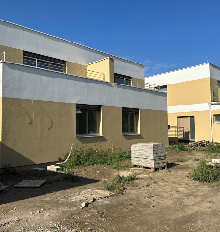 SKOLAUDOVANÝ unikátny dvojdom v Jarovciach na Kožušníckej ul. - Ideálny pre vašu rodinu! Veľké zníženie ceny!