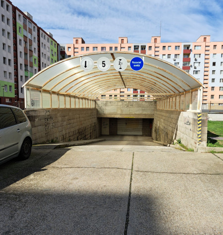 CHCEŠ POHODLNE ZAPARKOVAŤ PO PRÍCHODE DOMOV ? PONÚKAME GARÁŽ V GARÁŽOVOM DOME, RAJECKÁ UL.