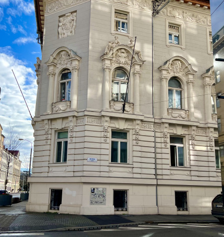 PREDAJ ATRAKTÍVNEHO OBCHOD. PRIESTORU PRIAMO V HISTORICKOM CENTRE BRATISLAVY(ŠTÚROVA UL.)