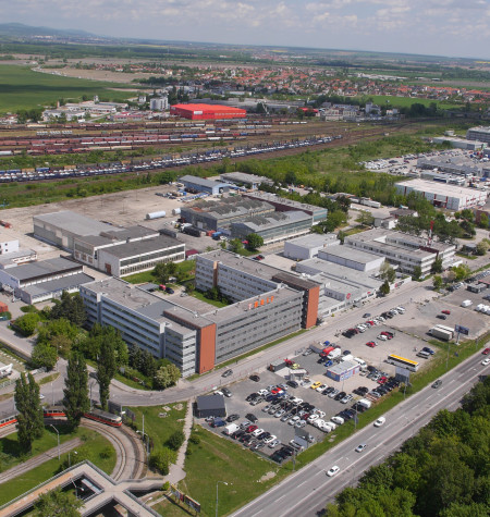 Plocha 5.000 - 10.000 m2 v stráženom areáli s vrátnicou