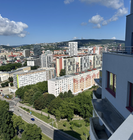 Čarovný panoramatický  výhľad na Bratislavu z 21. poschodia zo  4i bytu o  celkovej výmere 172 m2  vrátane 50m2 terás (20m2 + 30m2)