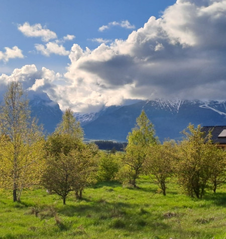 ATRAKTÍVNY POZEMOK S PRIAMYM VSTUPOM NA GOLFOVÉ IHRISKO, NÁDHERNÉ VÝHĽADY NA PANORÁMU VYSOKÝCH TATIER, KRÁĽOVU HOLU