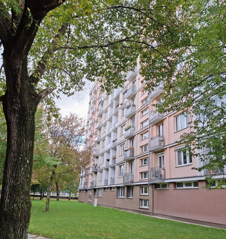 HĽADÁTE KOMFORNTÉ BÝVANIE V OBĽÚBENEJ ČASTI RUŽINOVA ? PONÚKAME NA PREDAJ 3-IZB.BYT NA KOMÁRNICKEJ UL. , ŠTRKOVEC