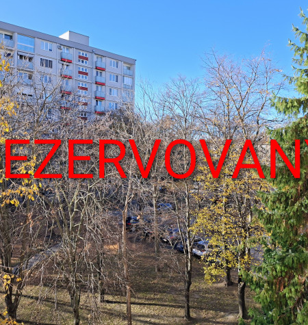 HĽADÁTE KOMFORNTÉ BÝVANIE V OBĽÚBENEJ ČASTI RUŽINOVA ? PONÚKAME NA PREDAJ 3-IZB.BYT NA KOMÁRNICKEJ UL. , ŠTRKOVEC