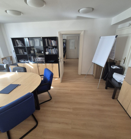 Dve prepojené kancelárie na pešej zóne